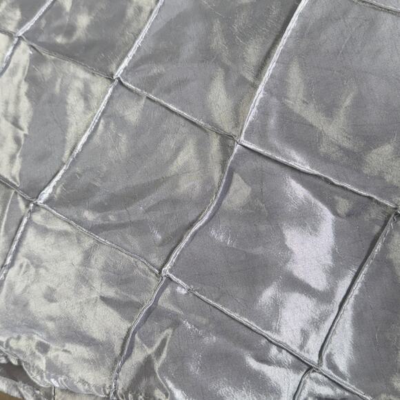 96" Round Robins Egg Blue Satiny Tablecloth With Square Stitched Pattern - Picture 5 of 5